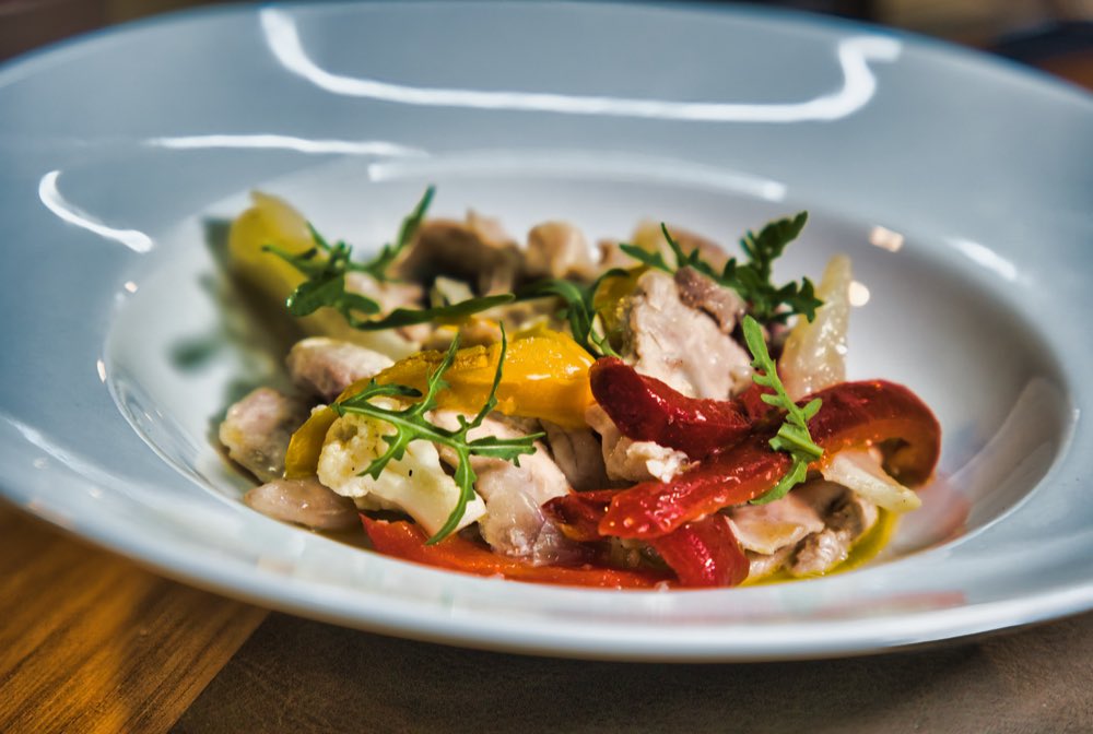 Piatto di carne alla griglia con verdure, servito a tavola