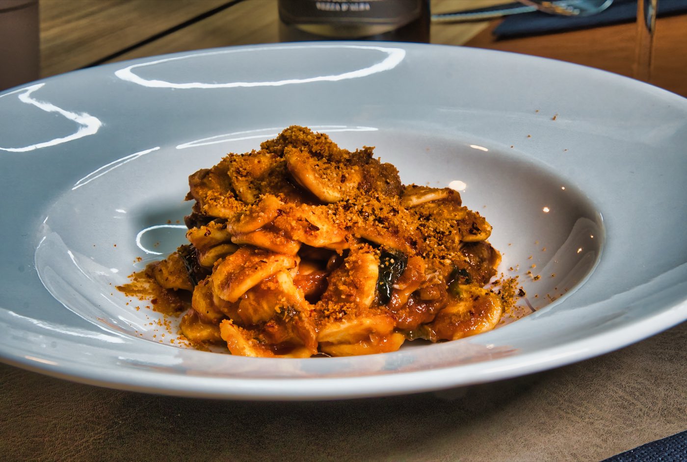 Orecchiette al pomodoro con briciole croccanti