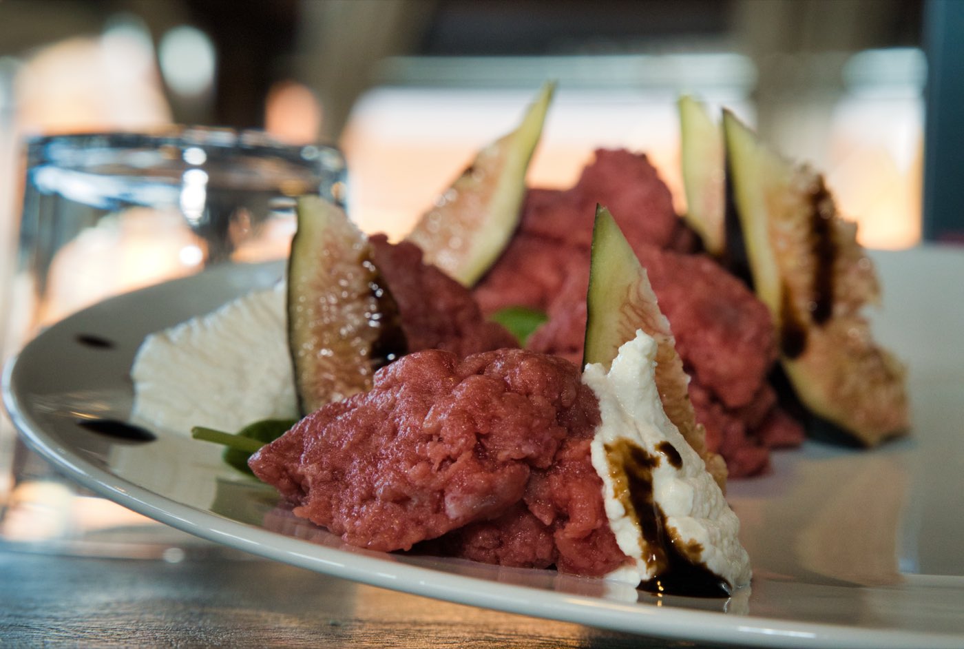 Tartare di manzo con fichi e stracciatella