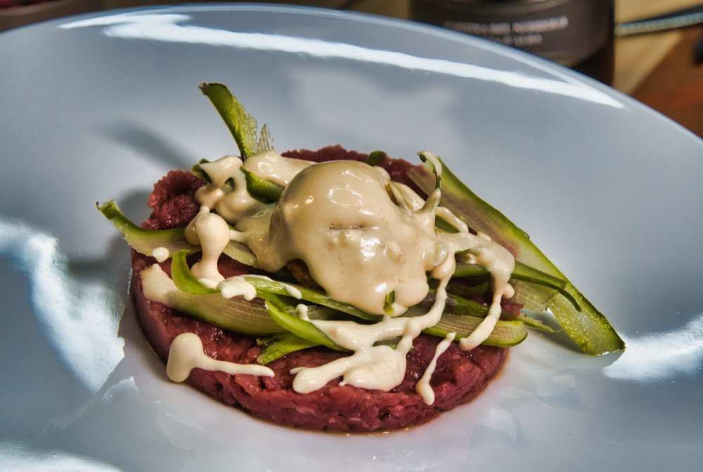 Tartare di manzo con zucchine e salsa