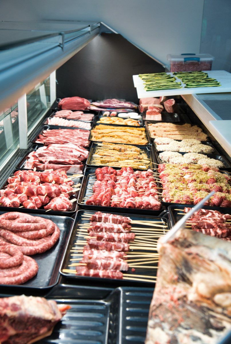 Vassoi di spiedini, involtini e salsiccia al banco di I Love Meat